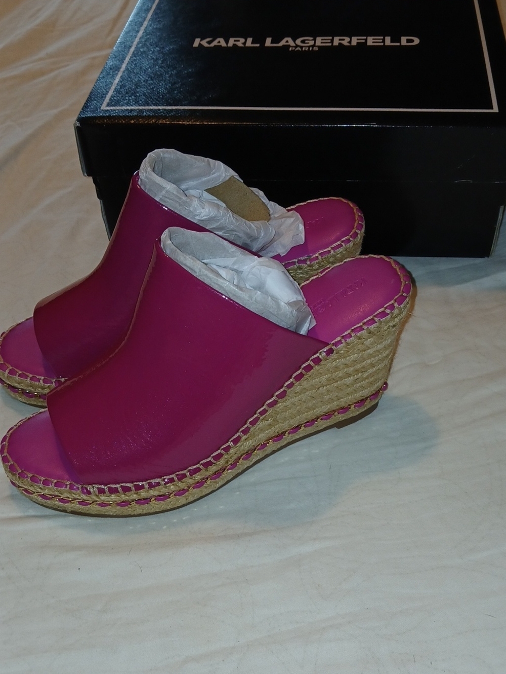 NIB Karl Lagerfeld Fuchsia Patent Leather Wedge Espadrille Mule Heels Sz: 8.5